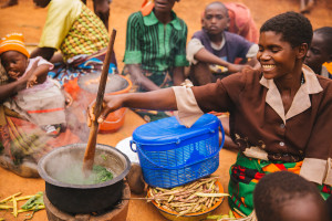 Cooking relish on improved cookstove. Source: Mitchell Maher (IFPRI), 2016